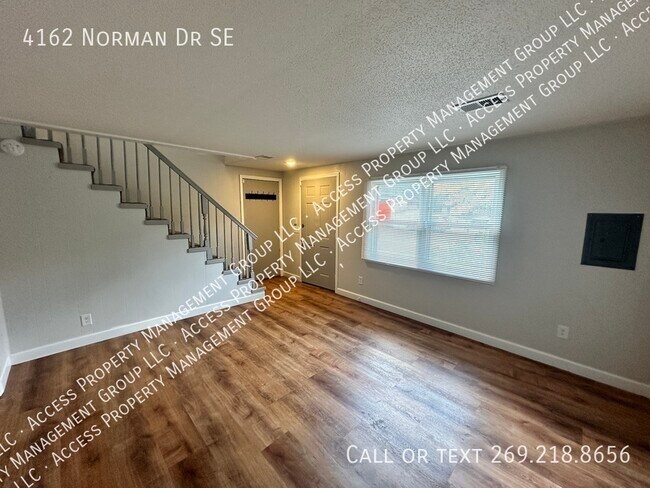 Building Photo - SE Side Update Two Bedroom Duplex