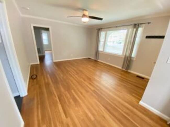 Building Photo - Student Housing in South Rosewood!