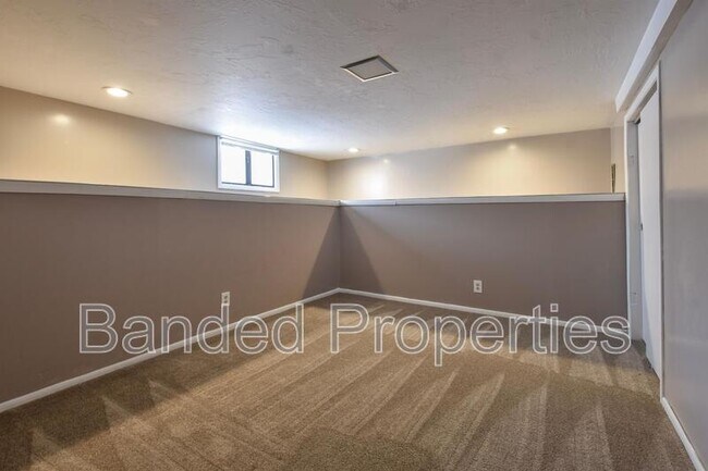 Building Photo - 665 E Garfield Ave