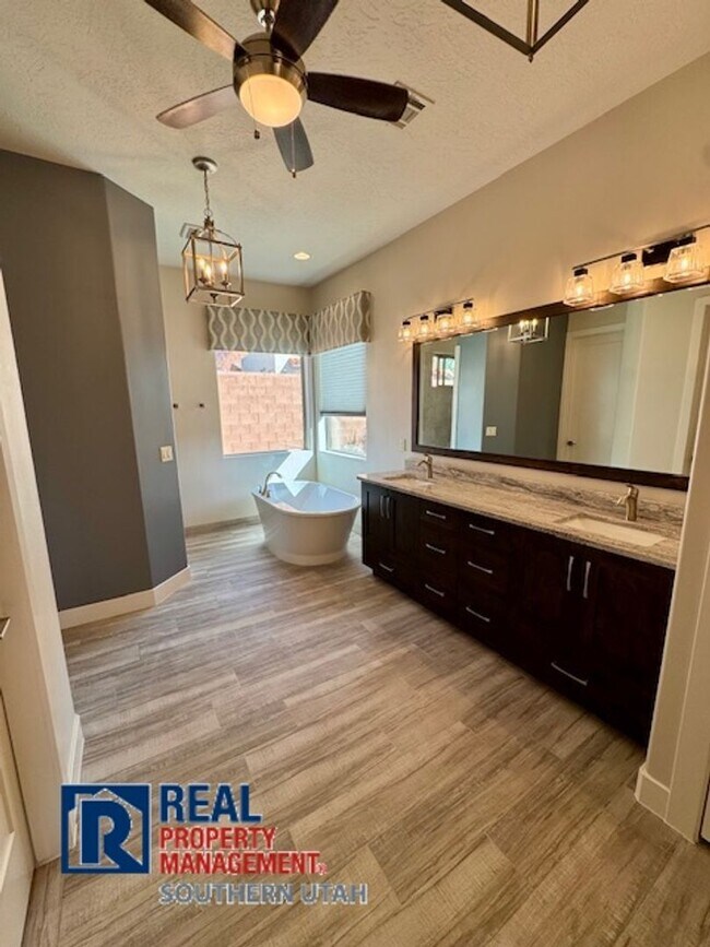 Building Photo - 4 Bedroom home on elevated Bloomington lot...