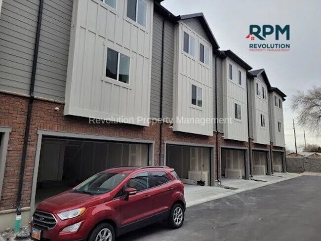 Building Photo - "Charming 3-Bed Oasis in Ogden