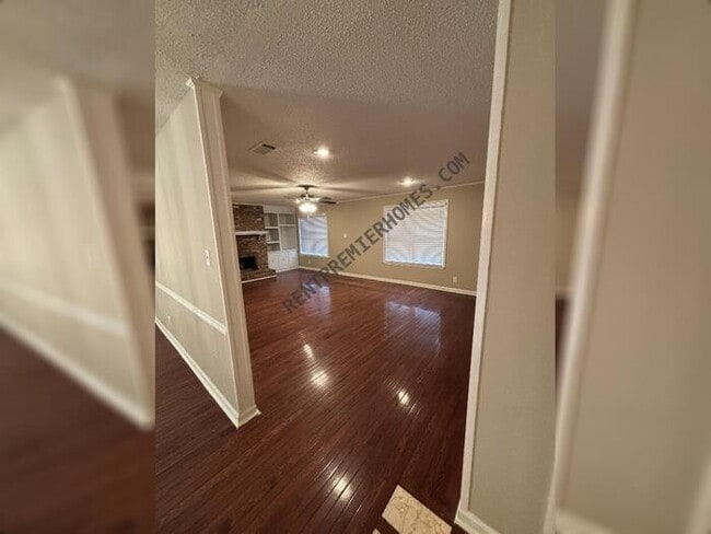 Building Photo - 322 E Lee Ave