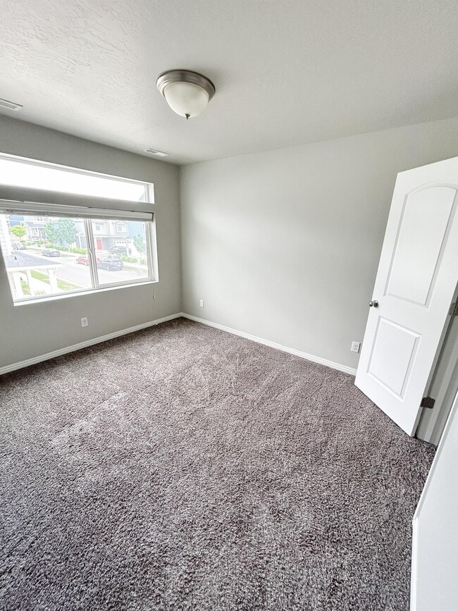 Building Photo - 707 E 380 S