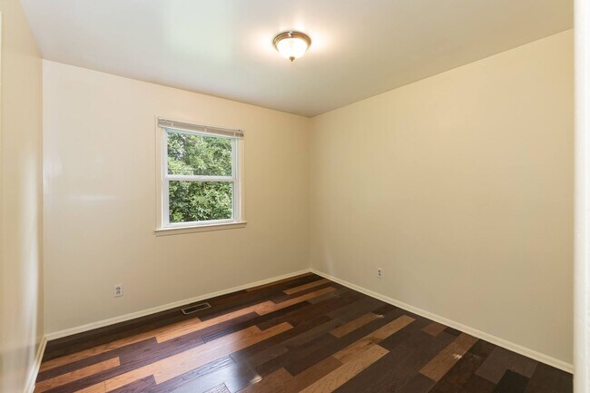 Building Photo - 817 S Plum St