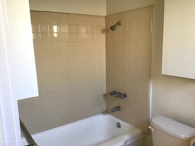bathroom - 893 N Oakland Ave