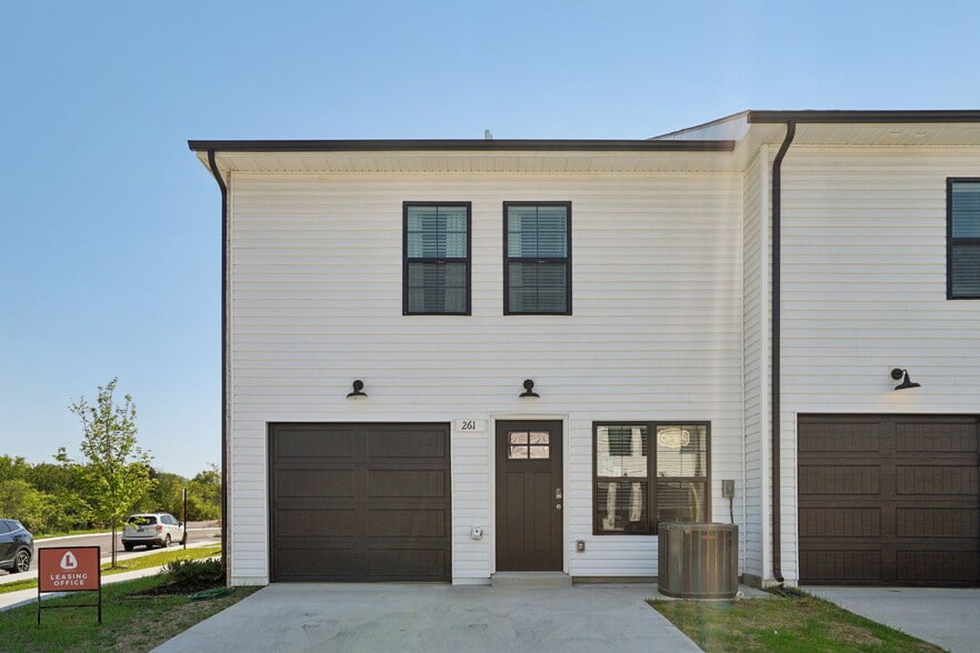 Building Photo - Legends Townhomes
