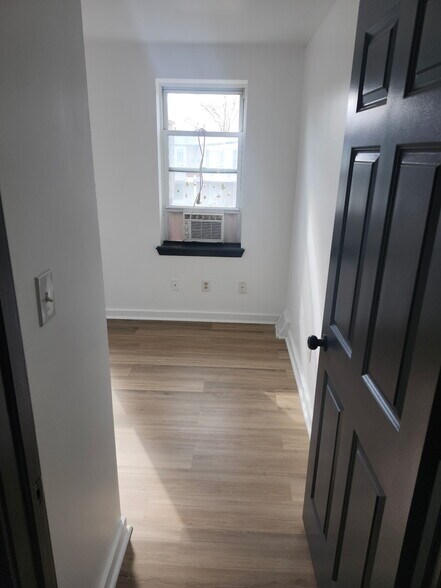 Building Photo - 2048 S Alden St