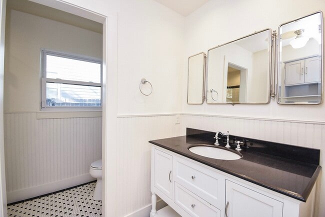 Building Photo - 413 W 10th St