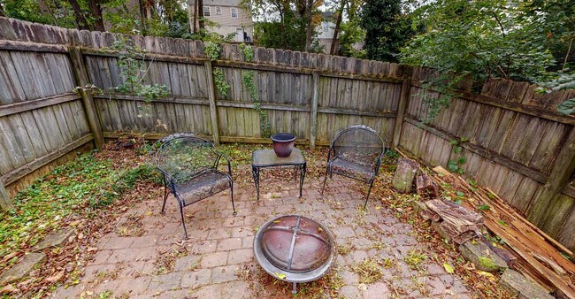 Building Photo - Available early Jan! 3bd/2bth w/fenced yard