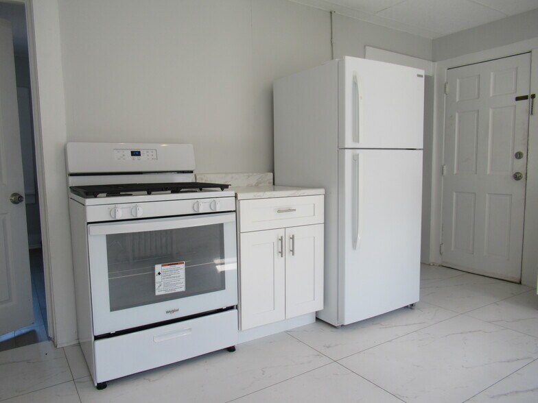 Building Photo - 81 Jetland St