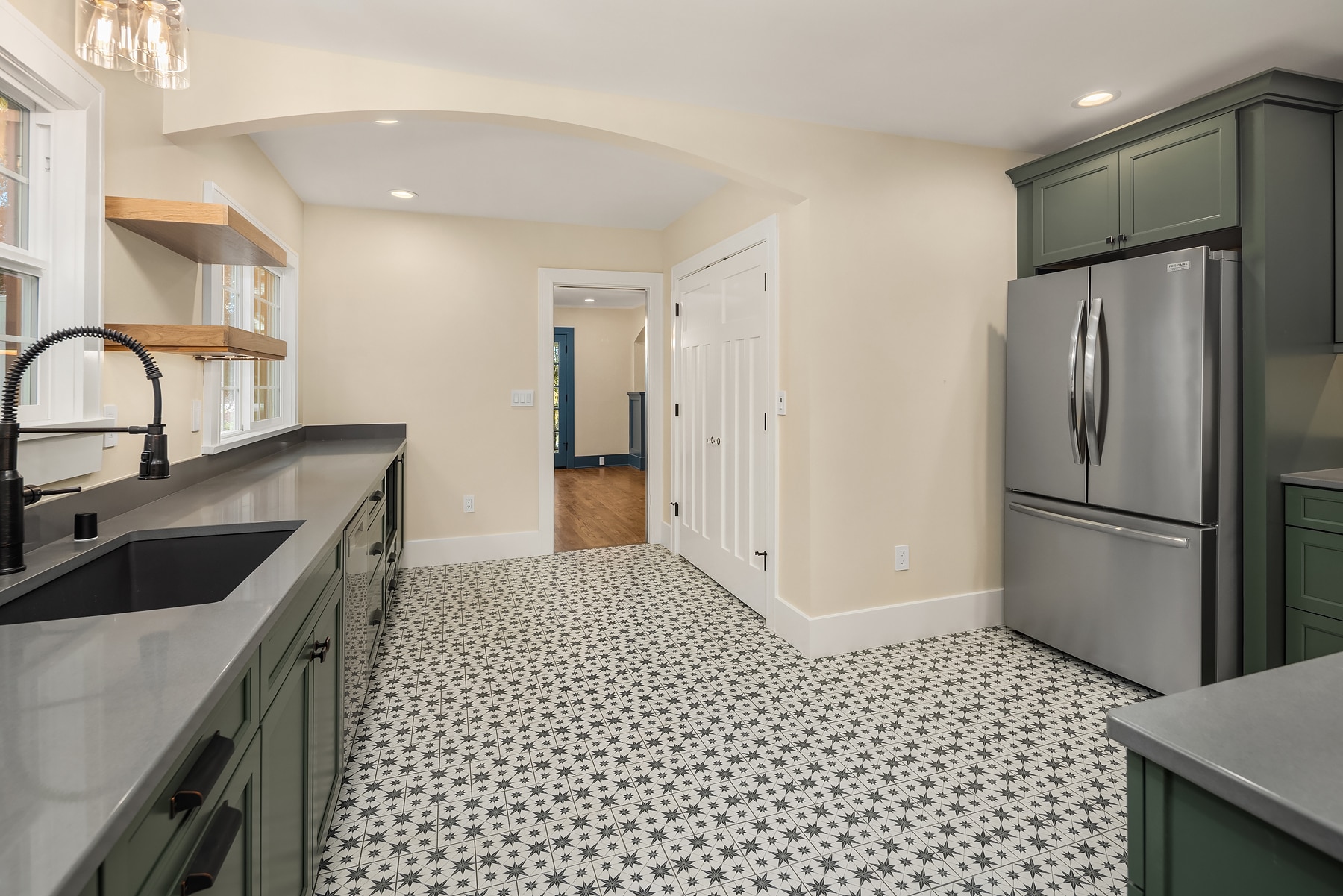 Building Photo - 10425 Des Moines Memorial Dr S