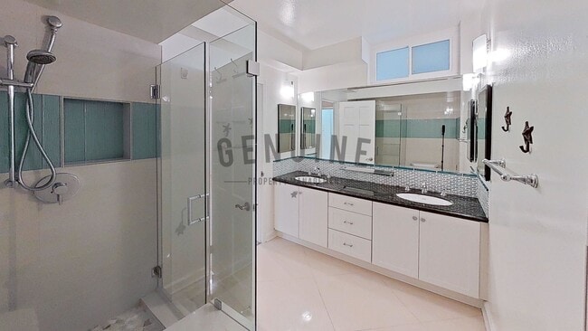 Building Photo - 2Bd 2Ba Spacious Newport Bay Front Condo