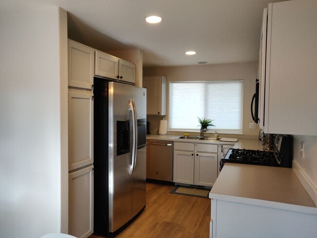 Building Photo - Stylish SW Bend 3×2 with Fenced Yard