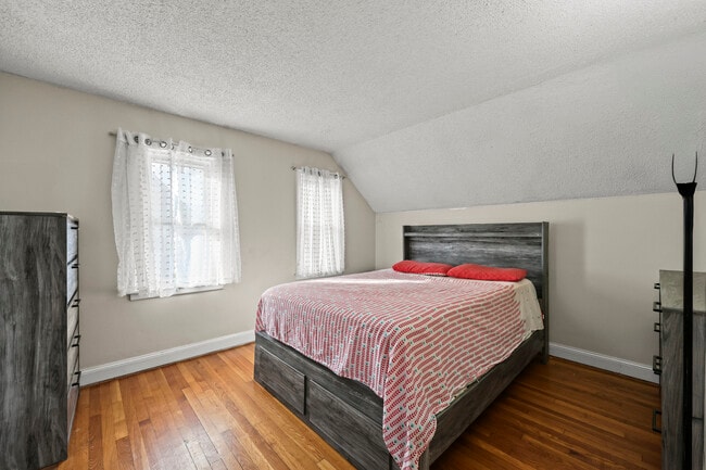 Building Photo - 133 Robbins Ave