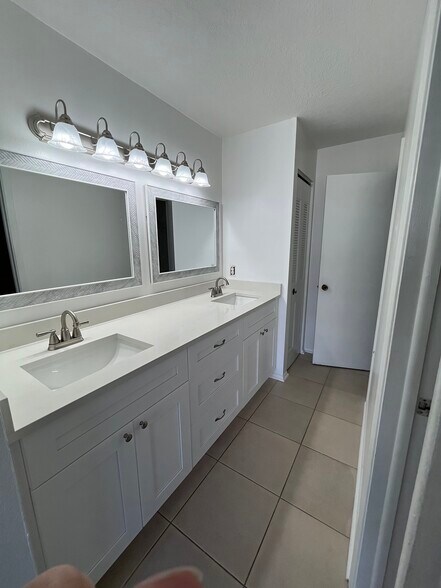 Building Photo - 2846 Bradley Ct