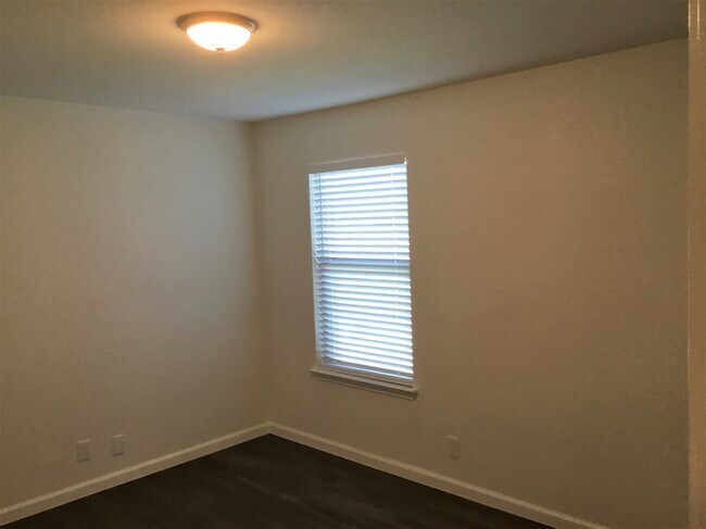 Building Photo - 112 Retama