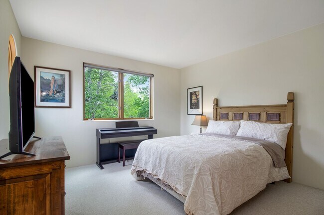 Building Photo - Sun Valley Home, Fully Furnished and Move-in Ready