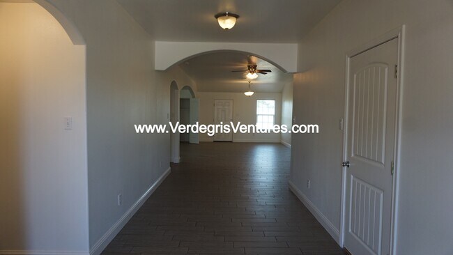 Building Photo - 9520 Prairieview Dr