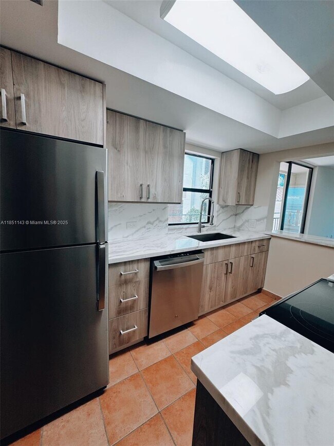 Building Photo - 1632 S Bayshore Ct