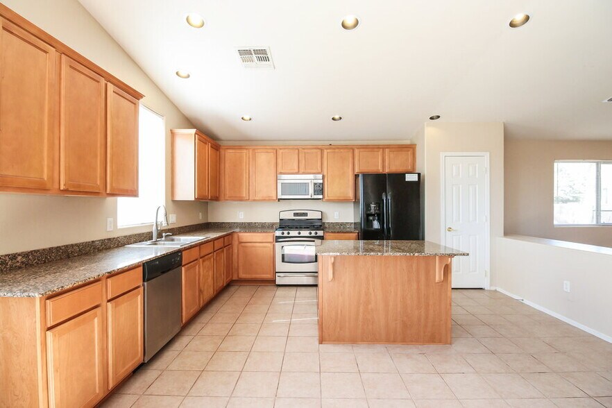 Building Photo - 12465 N Stone Ring Dr