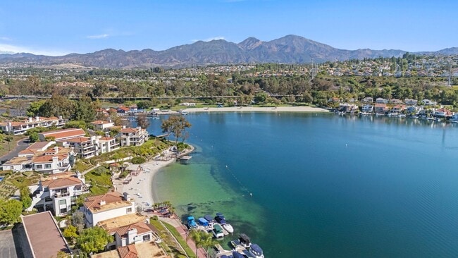 Building Photo - Stunning 2 bedroom *LAKE VIEW* condo for r...