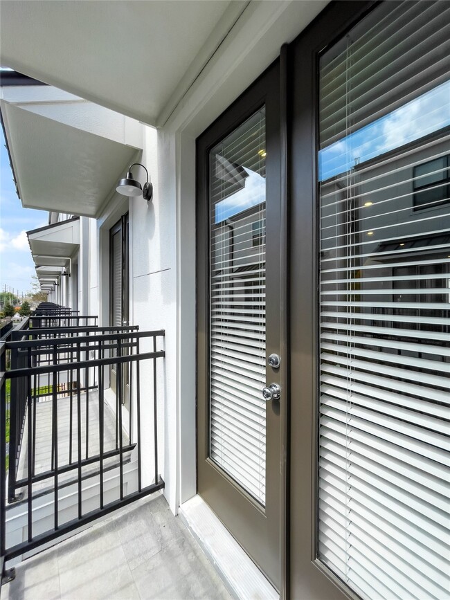 Building Photo - 1284 N Post Oak Rd