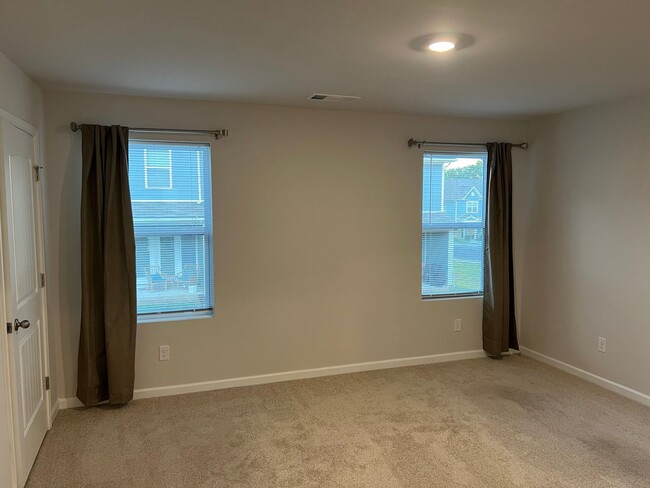 Building Photo - End Unit Columbia Townhome w/ Community Pool!