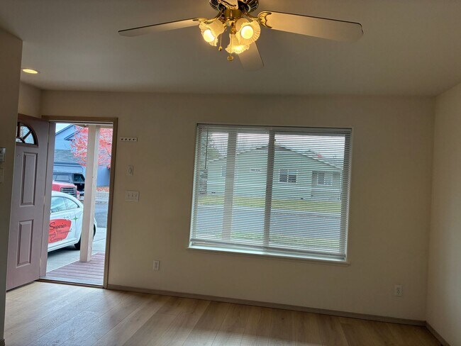 Building Photo - 1302 NE Tucson Way