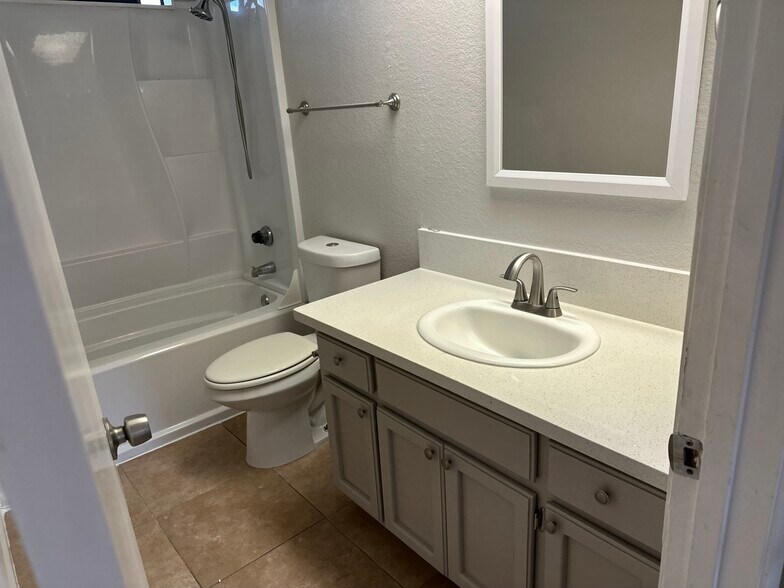 Building Photo - 429 S Sunset St