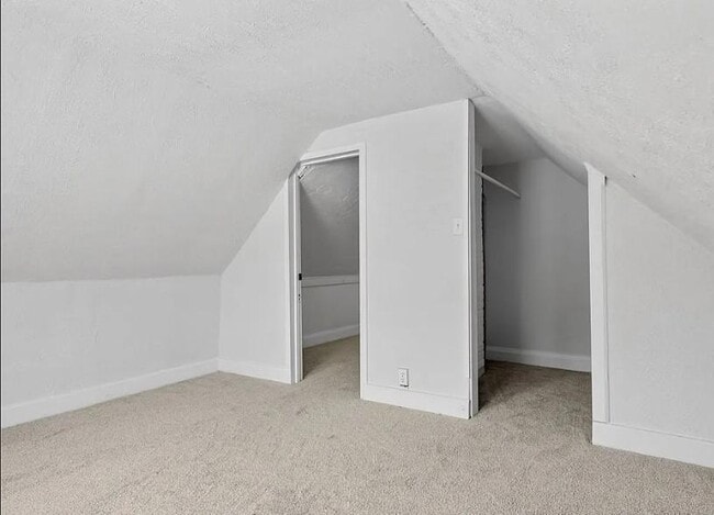 Building Photo - 9418 Parkview Ave