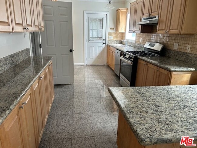 Building Photo - 860 Serrano Pl