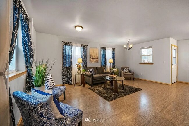 Building Photo - Beautifully Updated 3 Bed, 2.5 Bath Townhome in Monroe