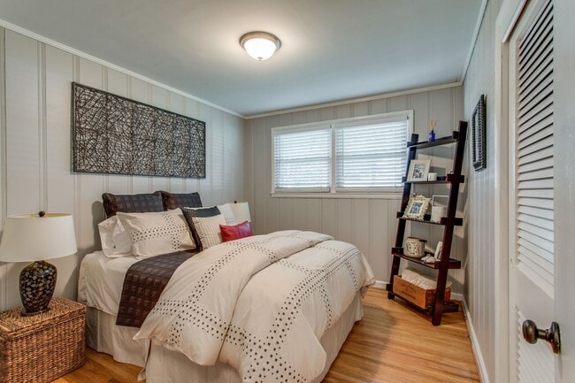 Building Photo - Crieve Hall Ranch with Studio