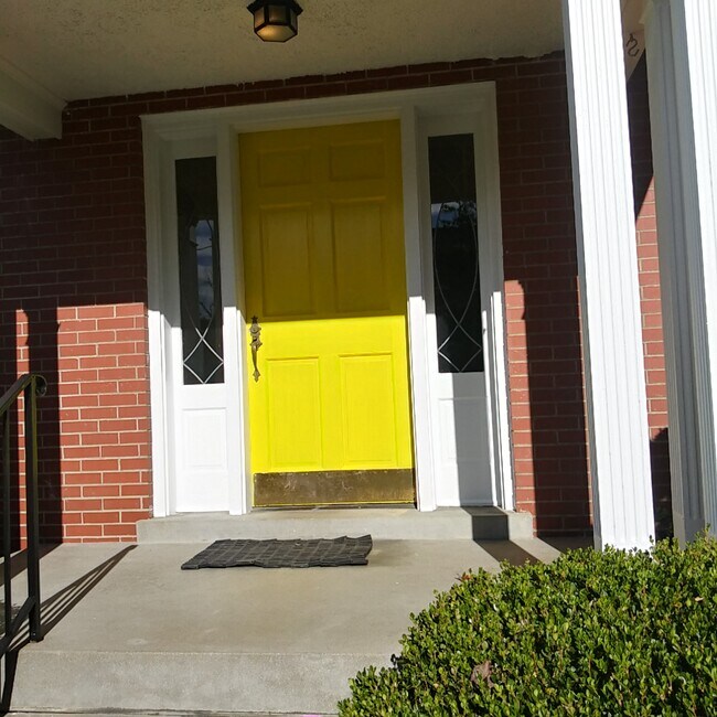 Building Photo - 2125 Village Dr