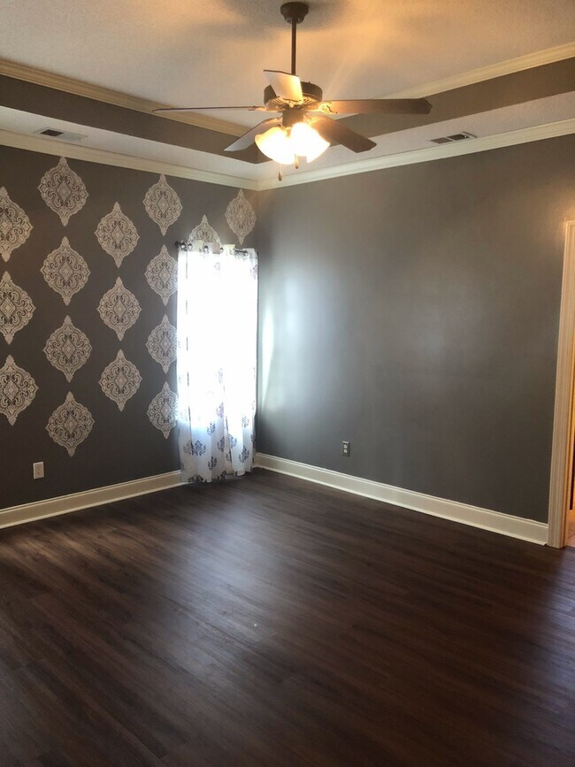 Building Photo - 4 Bedrooms in Exclusive Snowden Grove