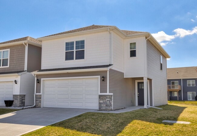 Building Photo - MODERN COMFORT!! 3 Bedroom, 3 Bathroom Townhome in Urbandale!