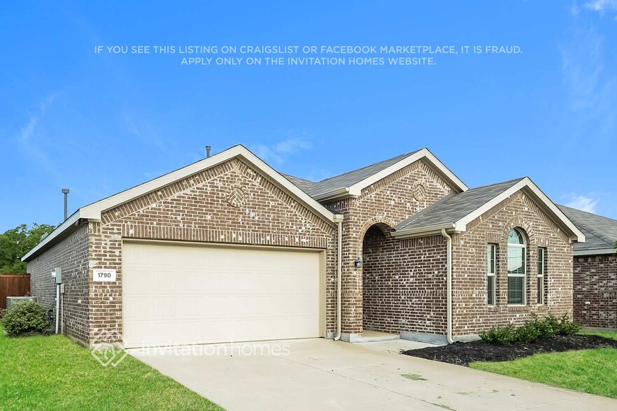 Building Photo - 1790 Alamandine Ave