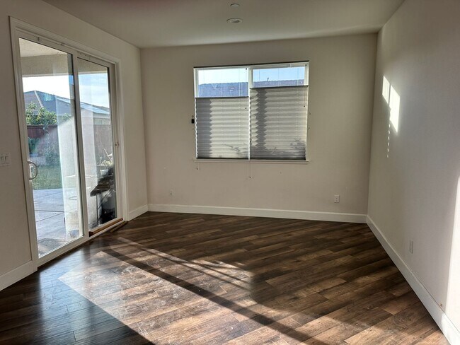 Building Photo - Modern 4 Bed, 3.5 Bath Home with Solar, St...