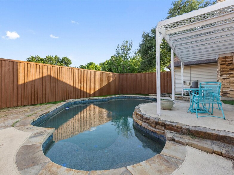 Building Photo - 3404 Newkirk Dr
