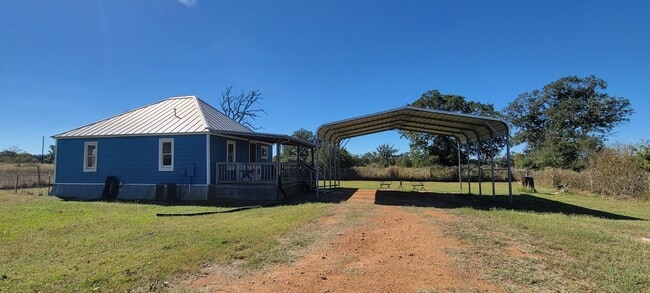 Building Photo - 2/1 Farmhouse in Smithville TX