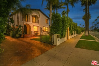 Building Photo - 209 N Doheny Dr
