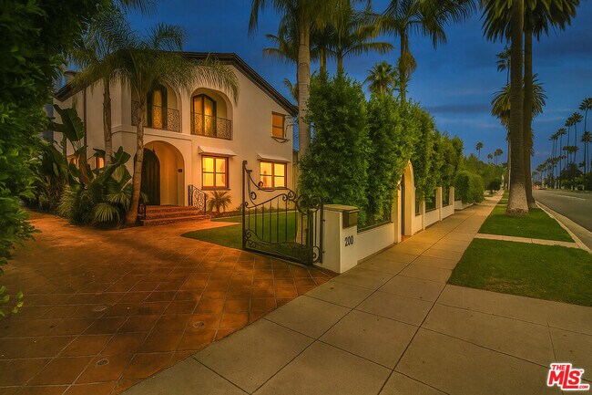 Primary Photo - 209 N Doheny Dr