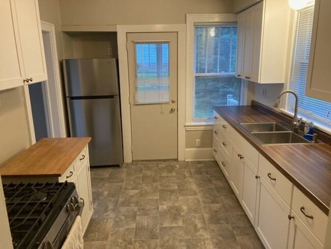 Building Photo - AVAILABLE SEPTEMBER 1st - 2 Bedroom, 1 Bat...