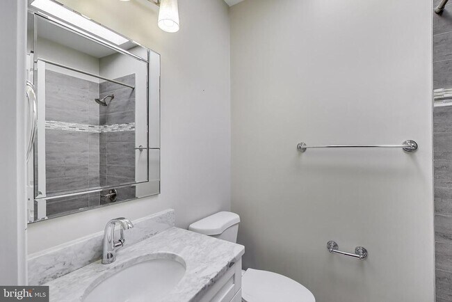 Building Photo - 317 Todd Pl NE