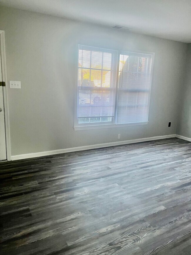 Building Photo - 3 Bedroom Townhouse Fredericksburg/Spotsylvania County