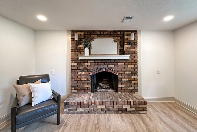 Building Photo - 922 N 122nd St