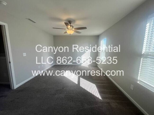 Building Photo - Beautiful 3 Bedroom 2.5 bath in well sough...