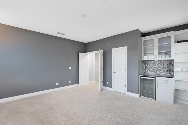 Building Photo - 8450 Laureate Blvd