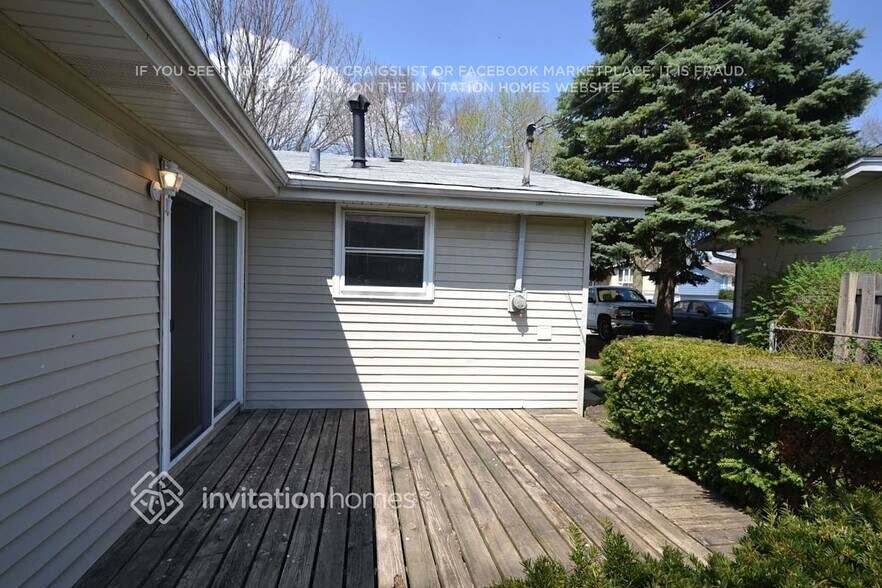 Building Photo - 2401 Birch Ln