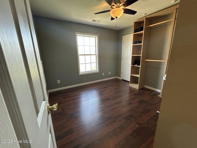 Building Photo - 303 Queenswood Blvd